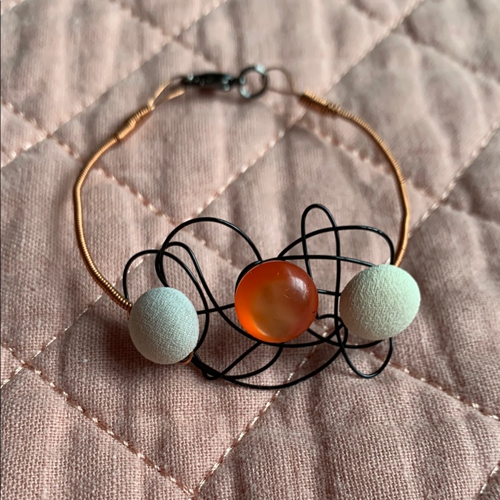 CREATION - Bracelet -  Wire & Vintage buttons - Cooper orange creamsicle